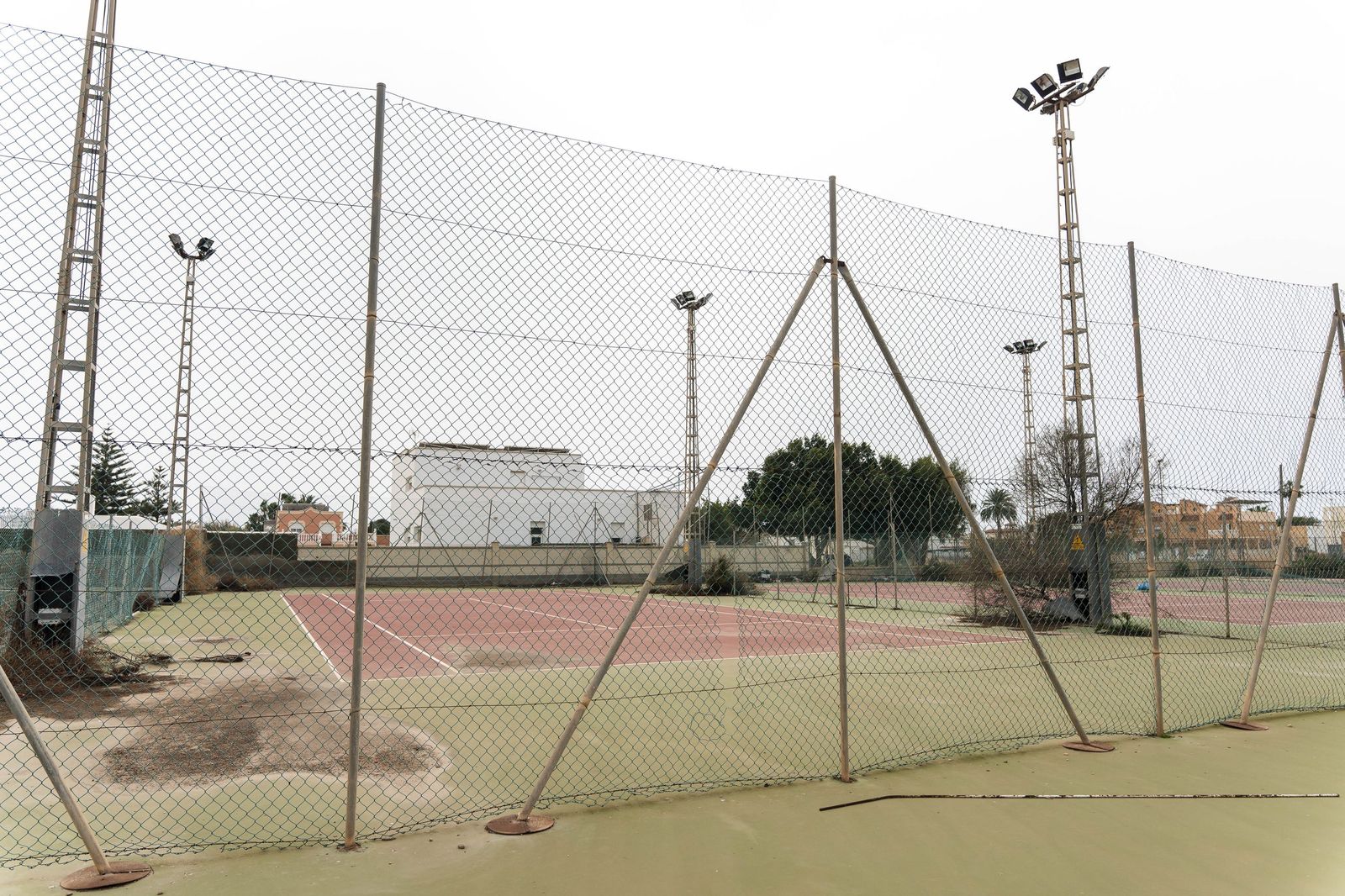 Las pistas deportivas y piscina de Costacabana, en imágenes