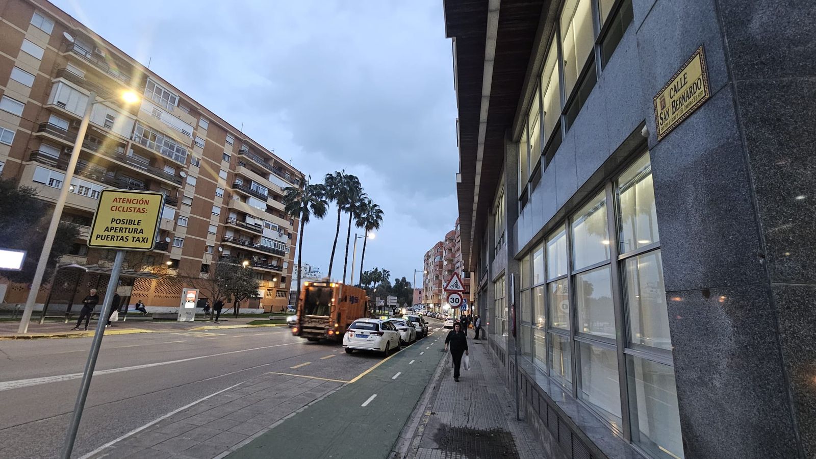 La calle San Bernardo, junto a la estación de autobuses, que delimita la ZBE Centro.