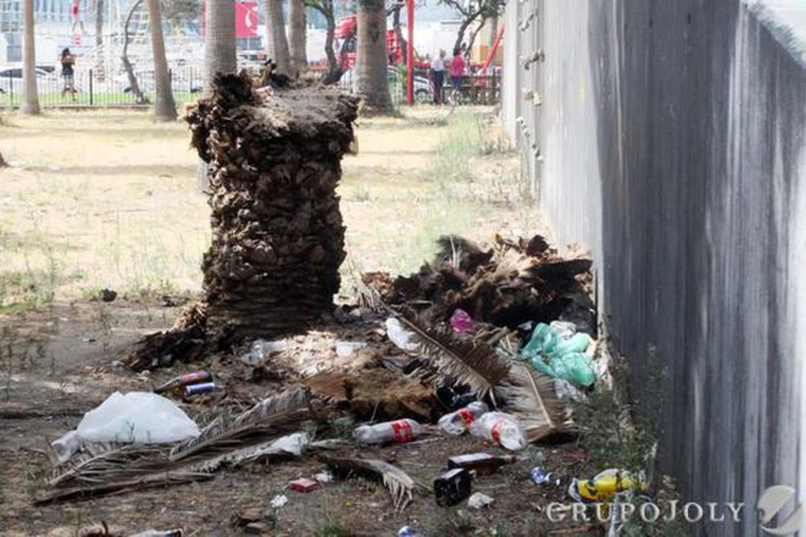 Triste imagen de la suciedad que abunda en el parque tras la Velada.

Foto: Paco Guerrero