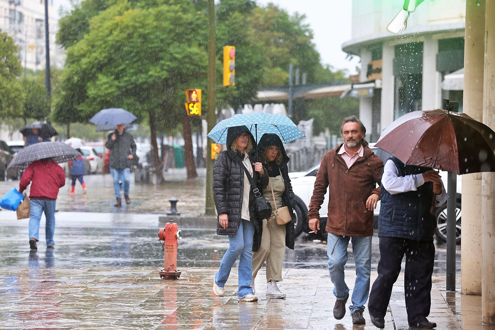 Imágenes de la lluviosa mañana de sábado en Huelva