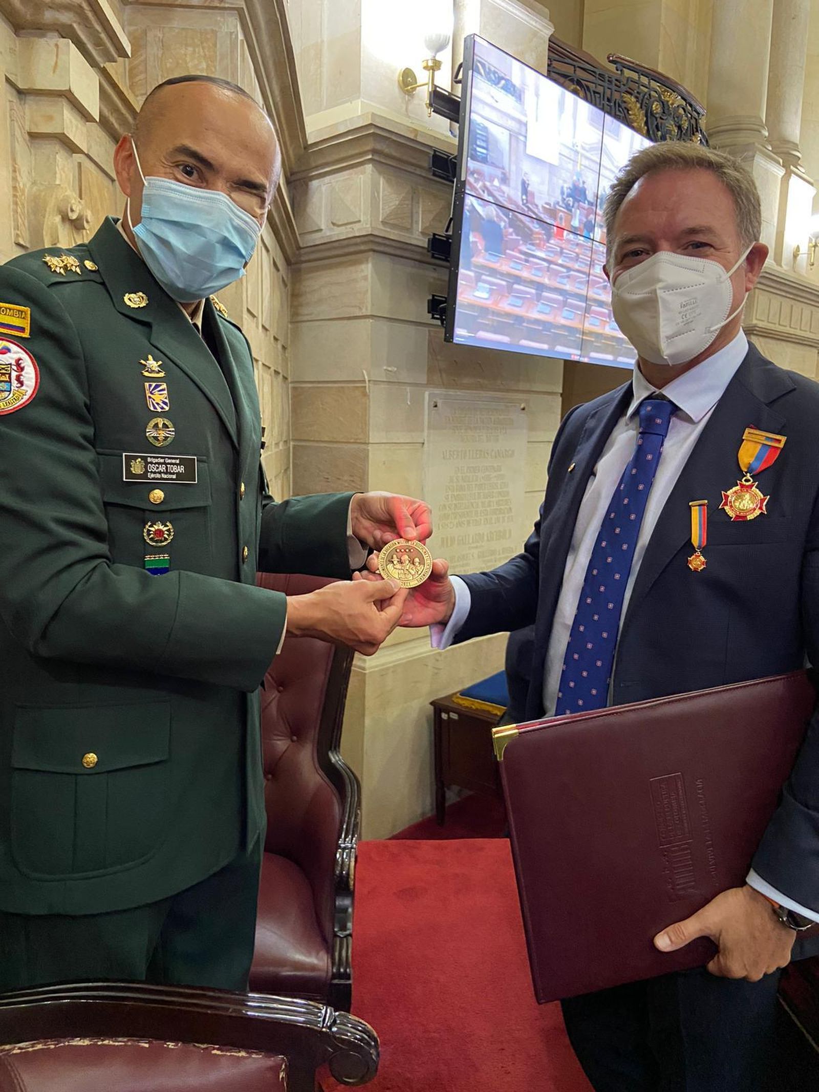 La moneda que le entregó el general Oscar Tobar de las Fuerzas Armadas.