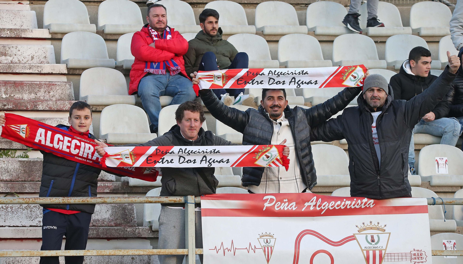 Fotos de la afición durante el Algeciras - Fuenlabrada en el Nuevo Mirador
