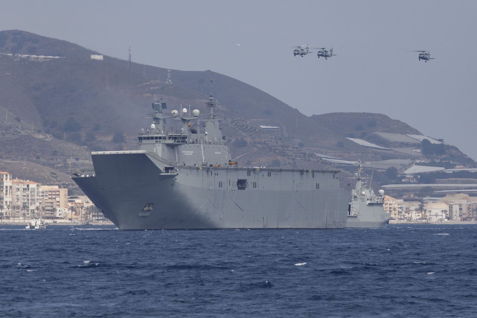 Las Fuerzas Armadas desembarcan en Motril: buques, paracaidistas y helicópteros en primera línea de playa