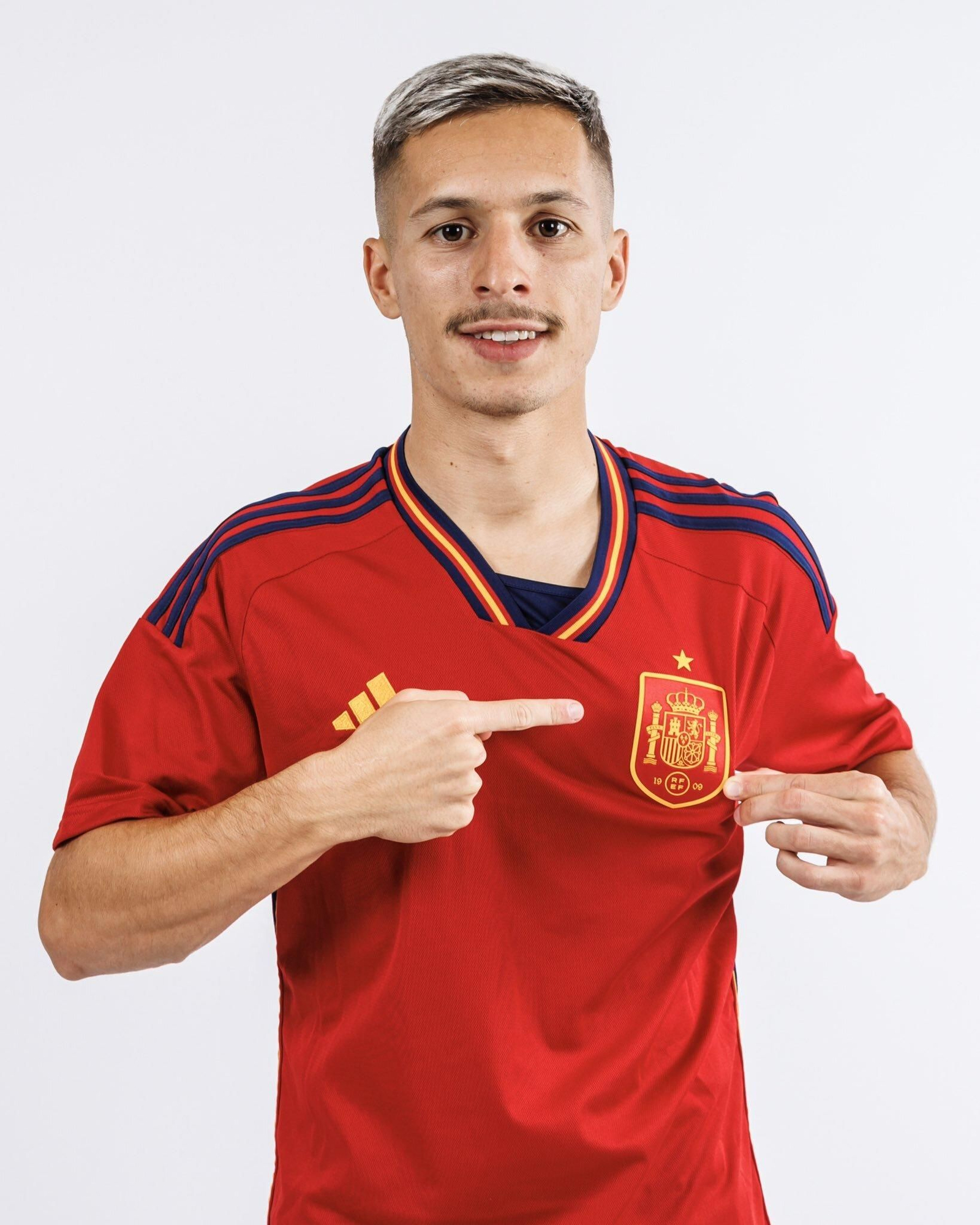 Bryan Zaragoza con la camiseta de España.