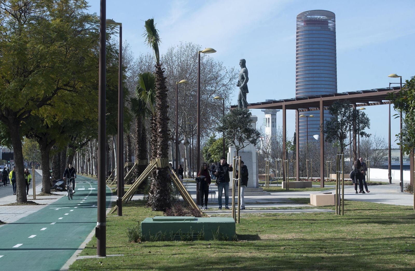 Varios sevillanos caminan por el paseo de Torneo.
