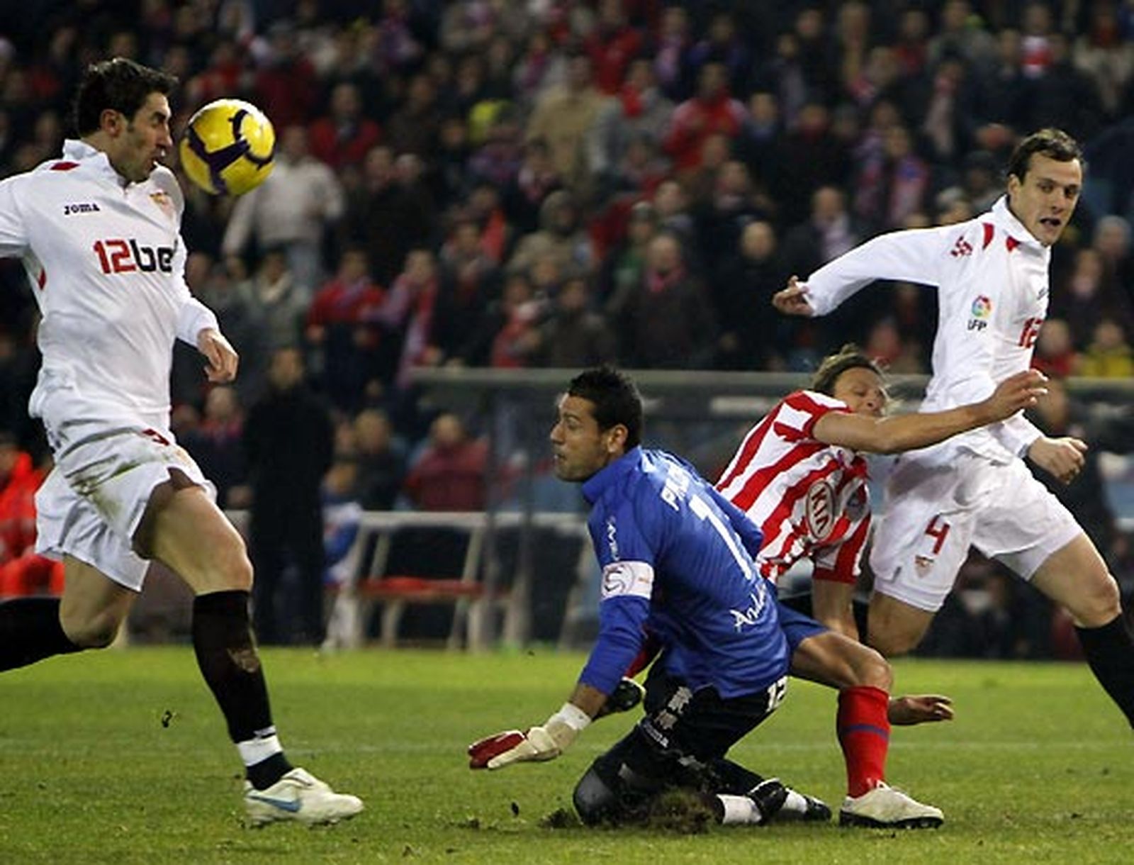 El Sevilla, que se adelantó en el marcador, salió derrotado del Calderón por un gol en propia puerta de Dragutinovic y otro de Antonio López en el 93.

Foto: Reuters / Afp Photo / Efe