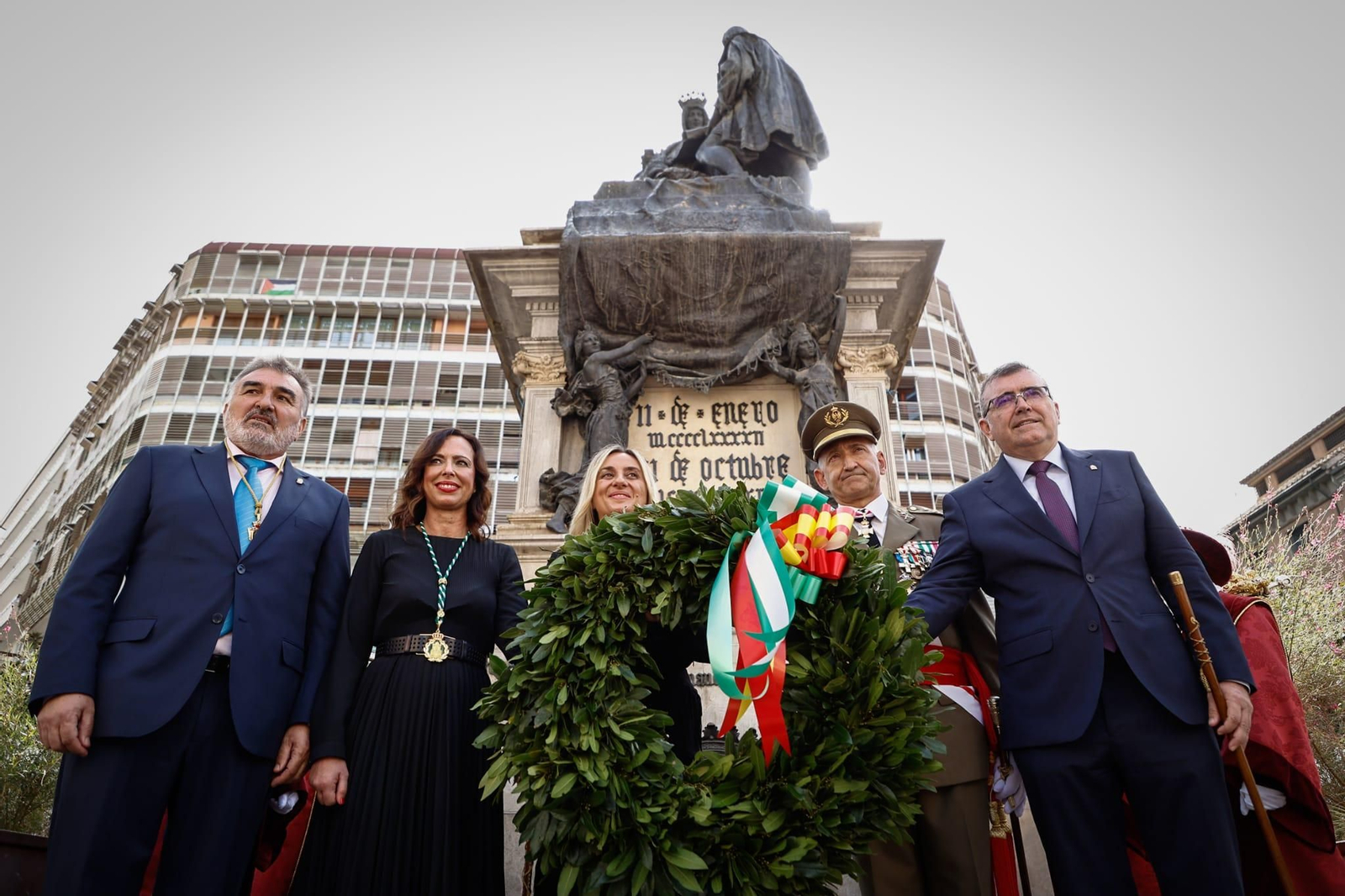 Momento de la ofrenda floral en la estatua de Isabel la Católica y Cristóbal Colón en Granada