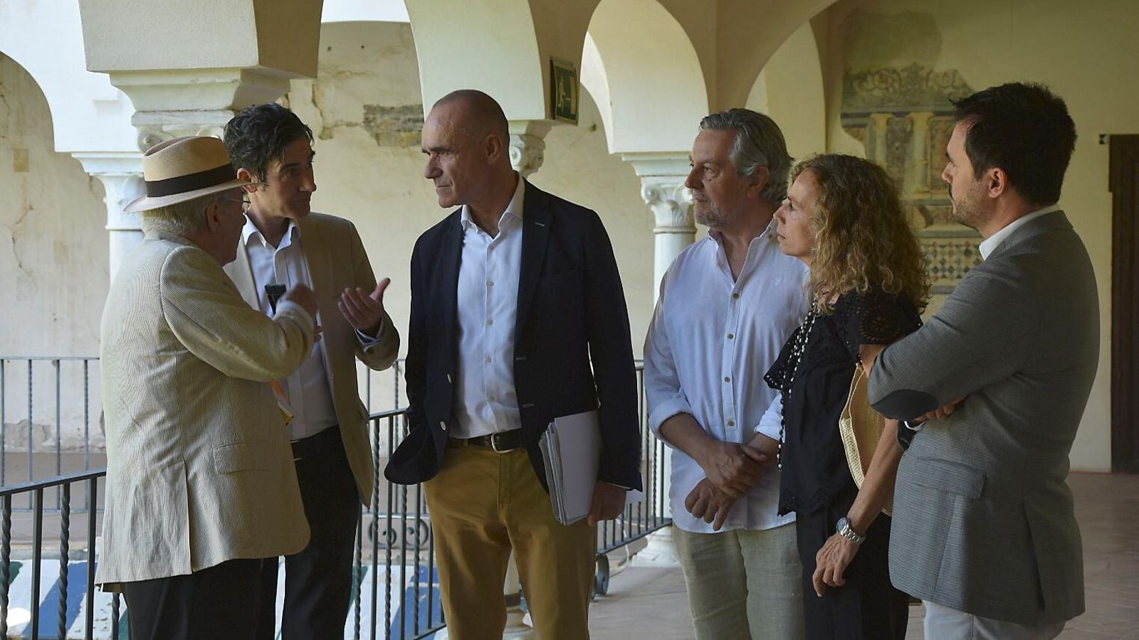 El alcalde en funciones Antonio Muñoz entregó el premio.