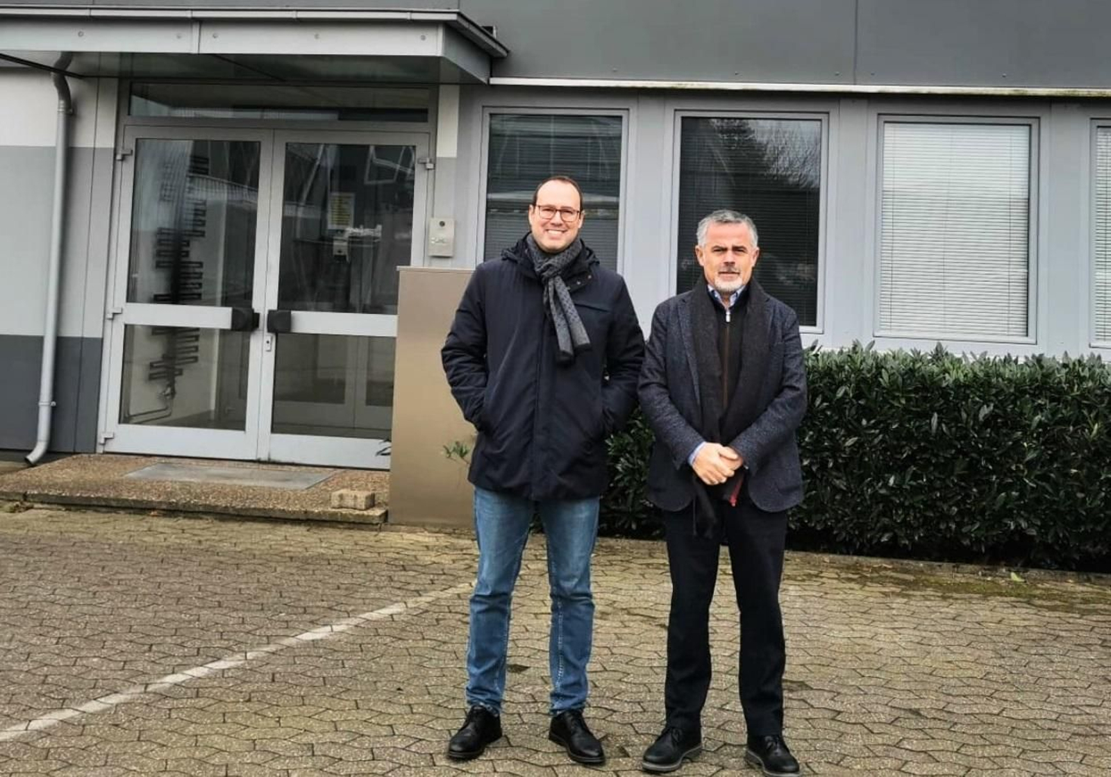 Rafael Castillo y Miguel Cañete, CEO y COO de DBR Automation, en la inauguración de la nueva sede en Alemania.