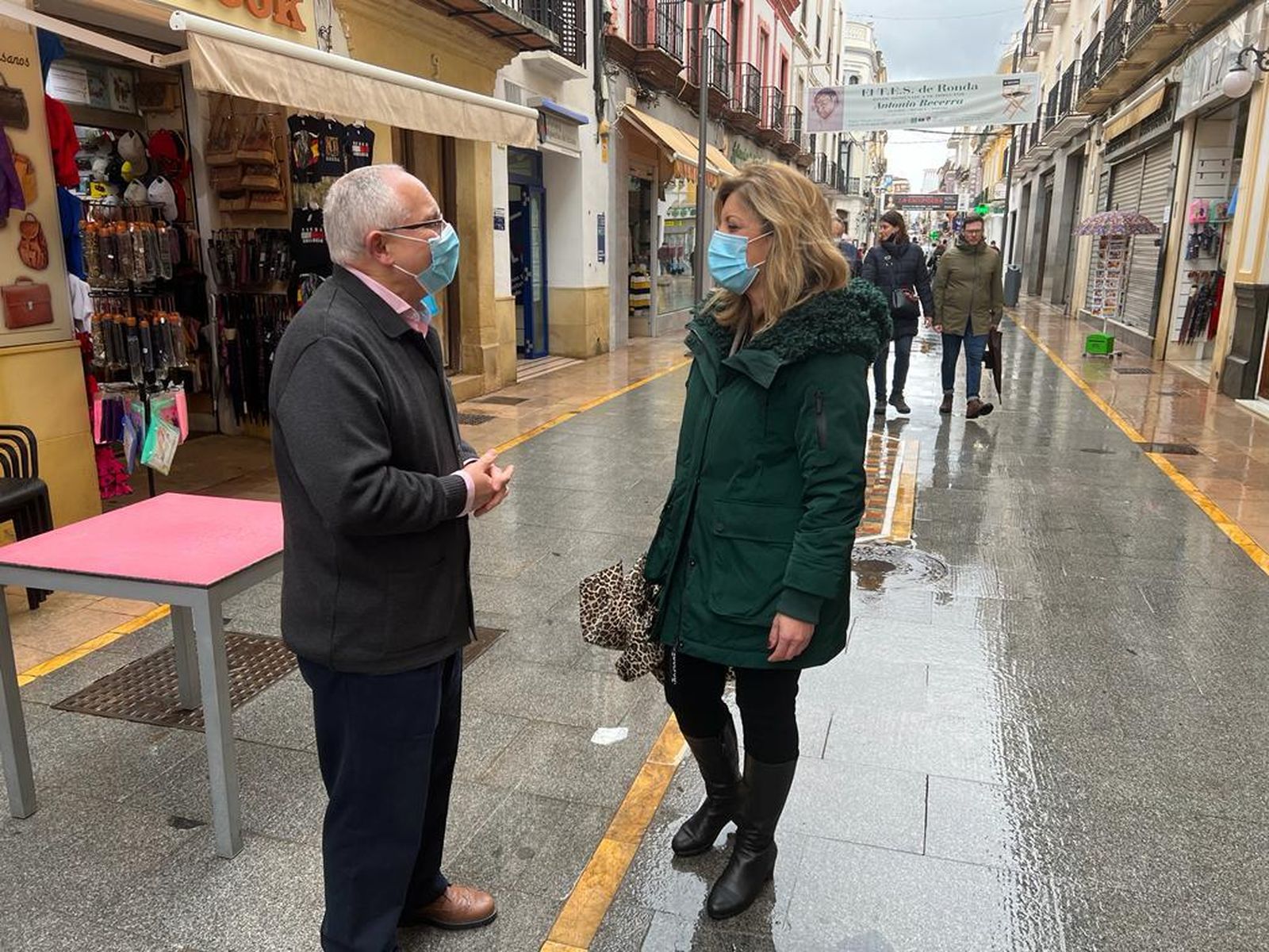 La delegada municipal de Economía junto a uno de los comerciantes del centro comercial abierto.