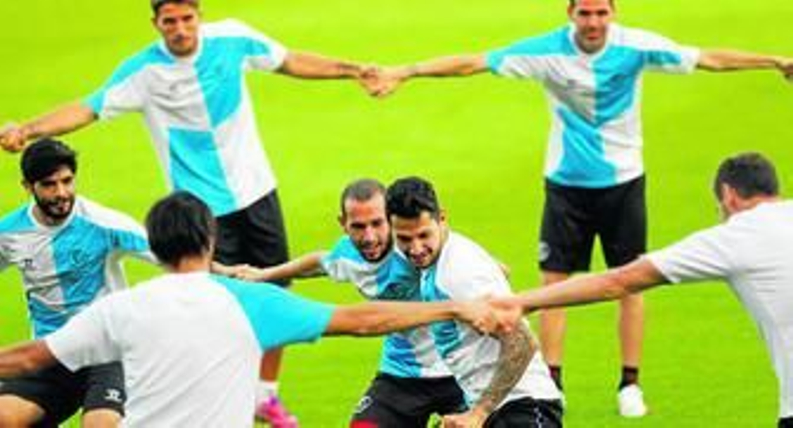 Banega, Aleix Vidal y Vitolo, en el centro de uno de los rondos que realizó el equipo en el entrenamiento oficial que tuvo lugar en el Artemio Franchi.