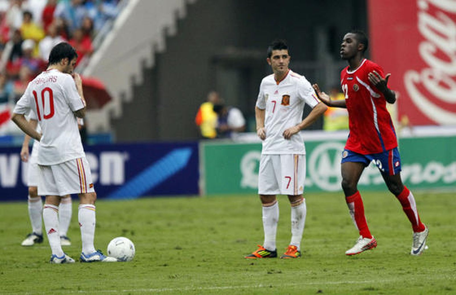 Un gol en el descuento de Villa salvó el empate de la selección española tras tener que remontar dos goles después de un desastroso primer tiempo.

Foto: Reuters