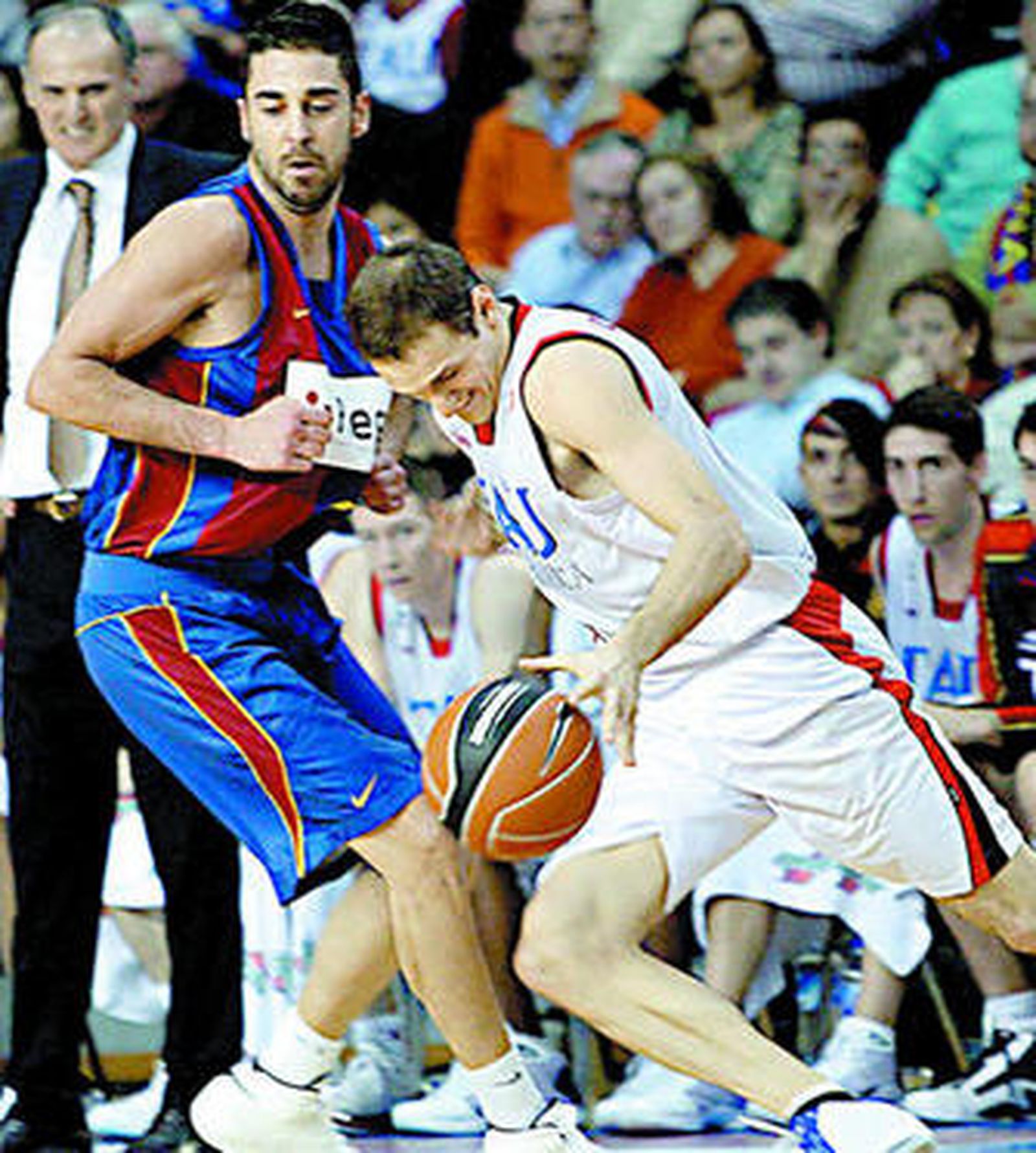 Rakocevic trata de avanzar ante la defensa de Navarro.