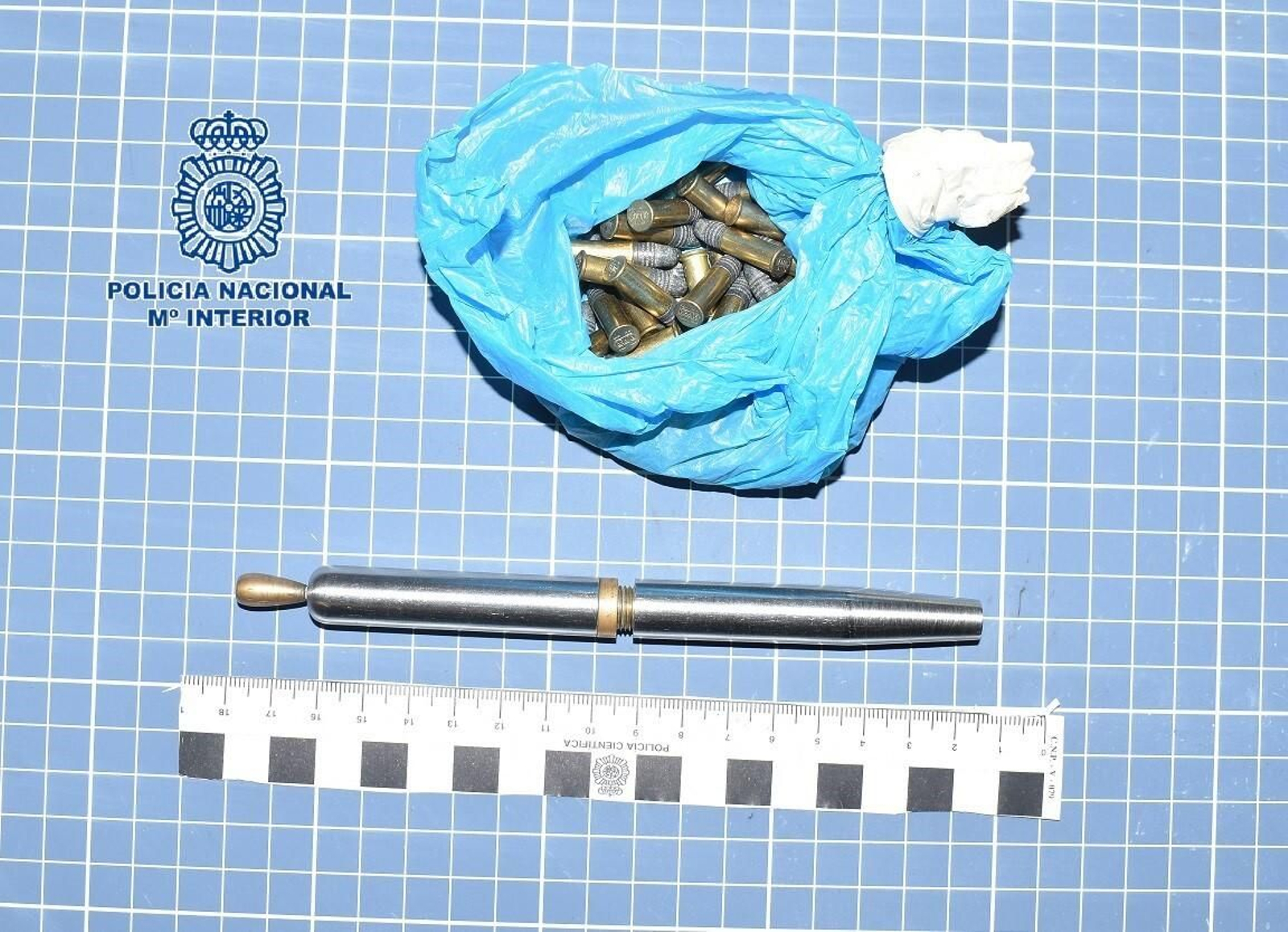 El arma y  las balas intervenidas al agresor.