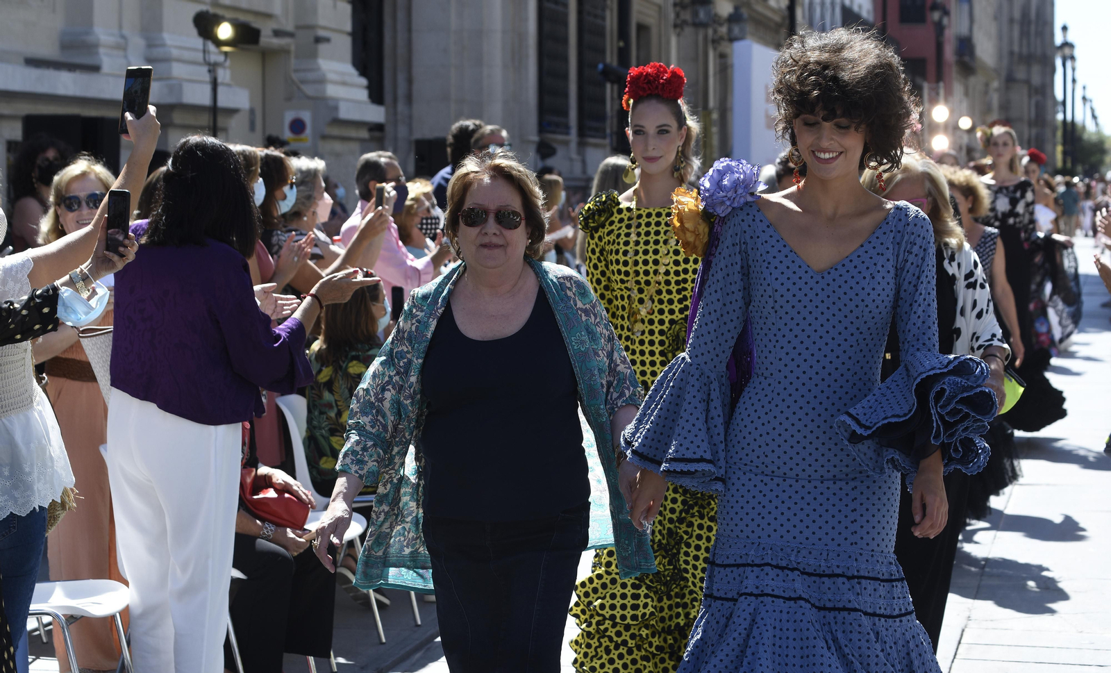 El desfile de moda flamenca de la Avenida de la Constitución, en imágenes