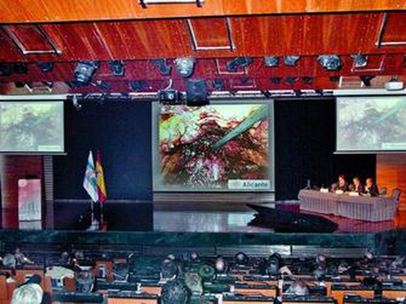 Una de las intervenciones quirúrgicas retransmitidas durante la reunión.