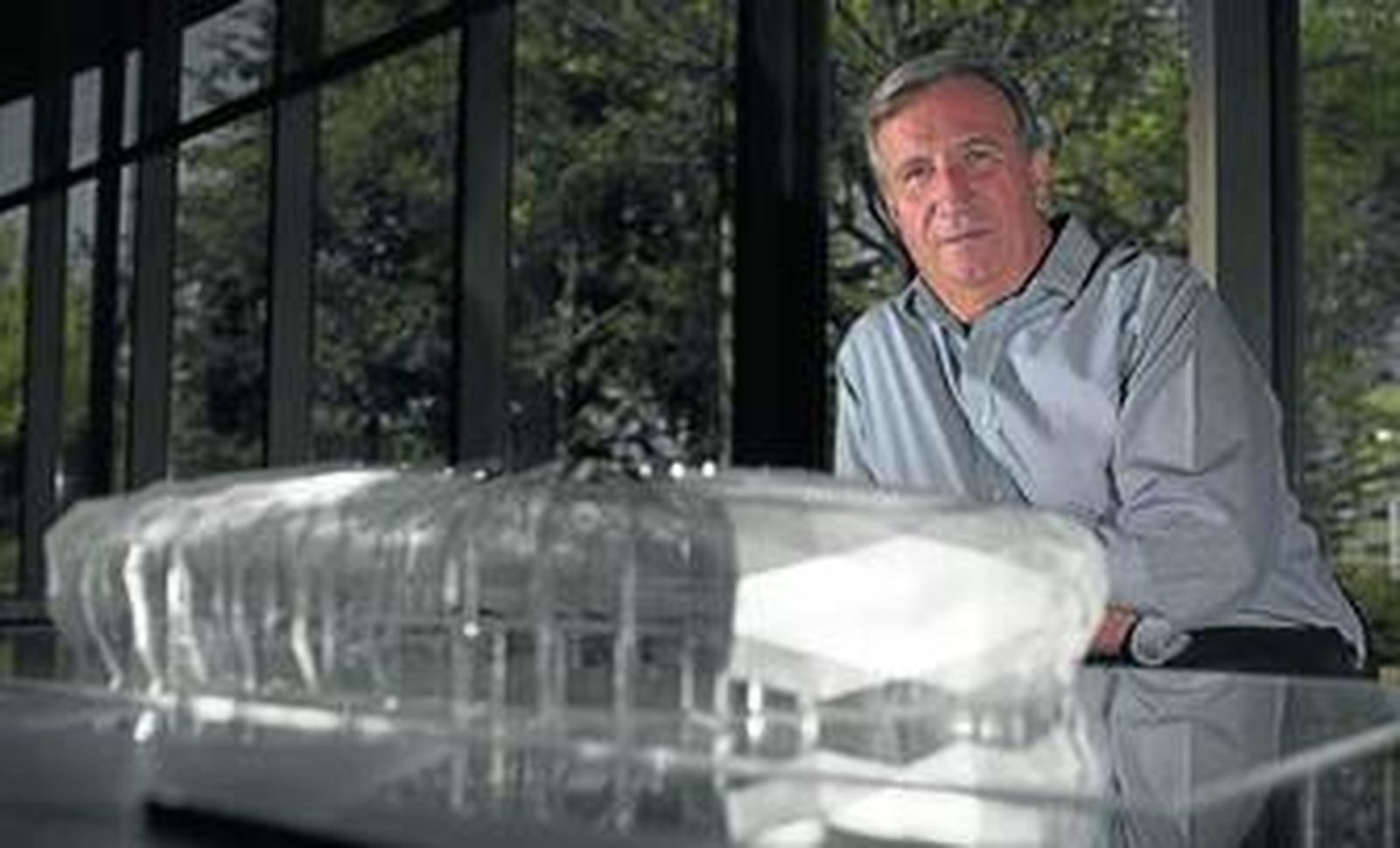 Mark Fenwick posa junto a la maqueta del estadio Education City, que albergará varios partidos de la cita mundialista de 2022.