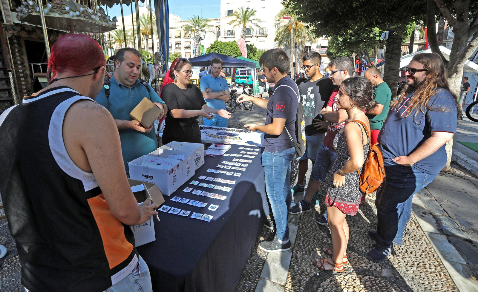 Mercedes López (Andell) y Ángel Corrales vendiendo las chapas solidarias antes de comenzar ayer el evento.