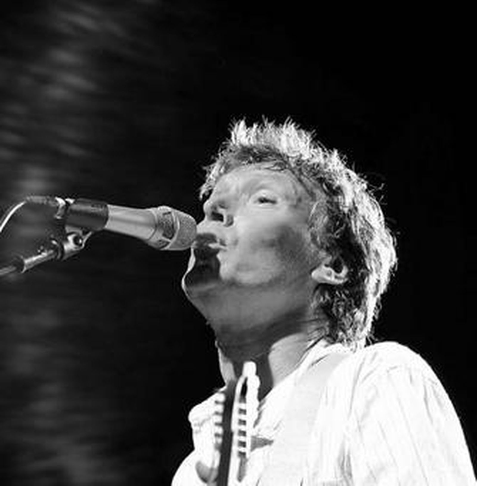 Steve Winwood, a la guitarra, en una actuación dentro de una de sus últimas giras.