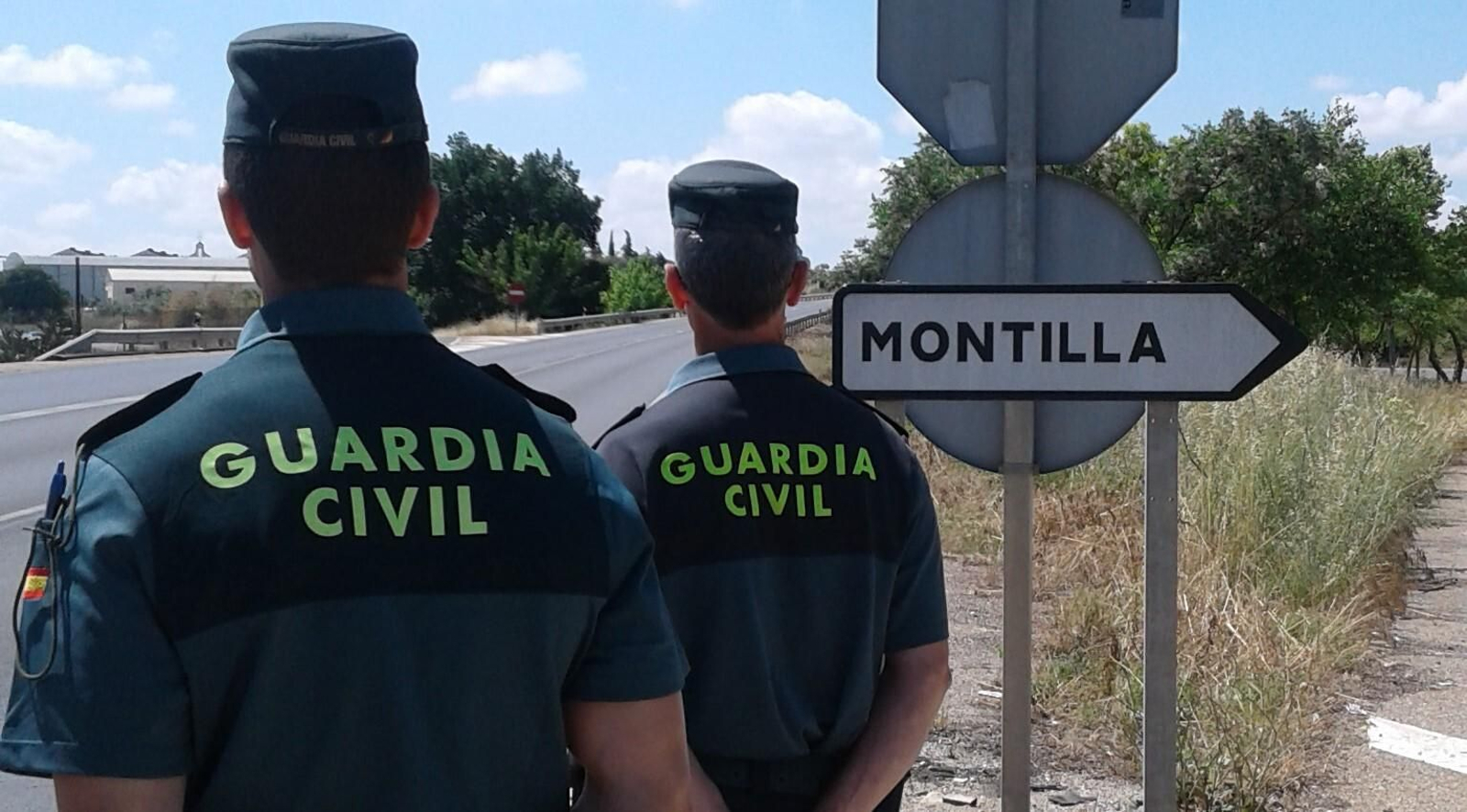Una patrulla de la GUardia Civil, en una entrada a Montilla. Una patrulla de la GUardia Civil, en una entrada a Montilla.