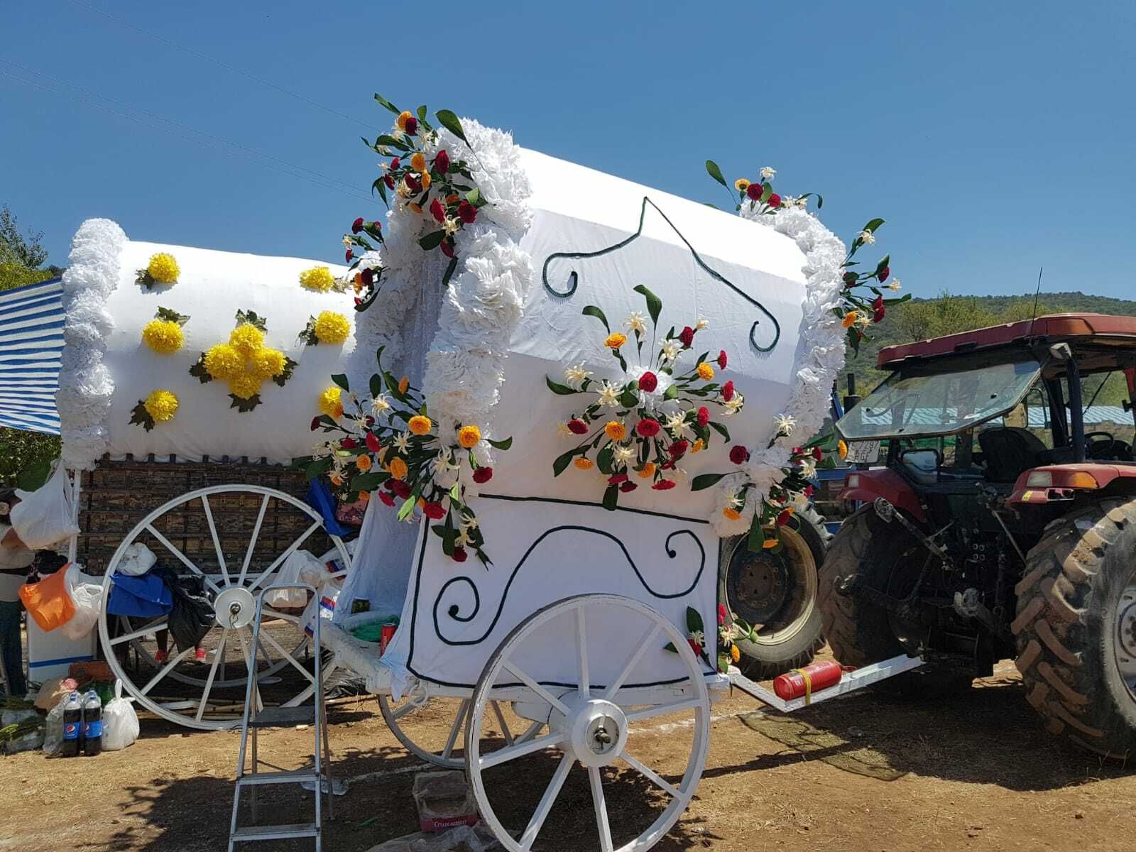 Varias carretas de la romería local, de una edición anterior.