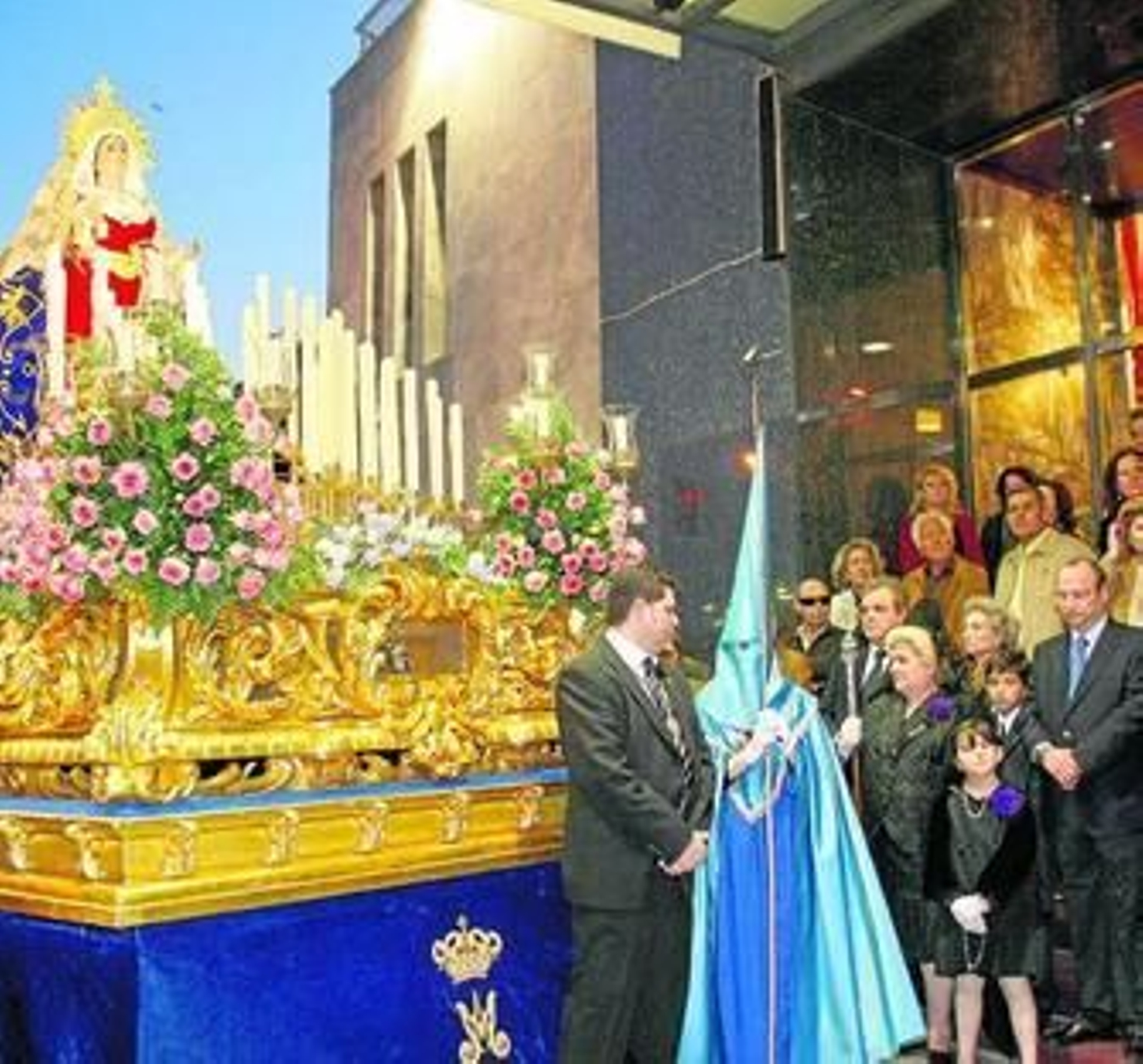 La Virgen de la Amargura ante el Gran Hotel Almería en 2010.