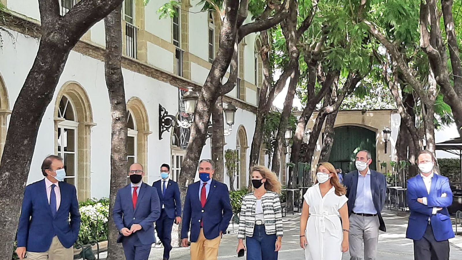 La comitiva, durante el recorrido efectuado por Bodegas Osborne.