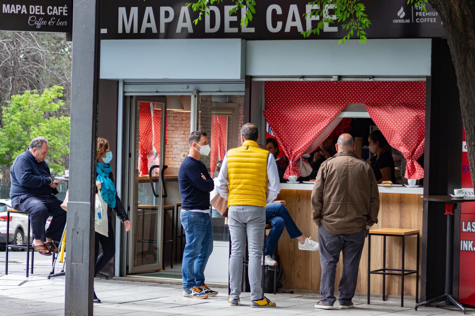 Fotos: el Día de la Cruz de Granada y su animada mañana
