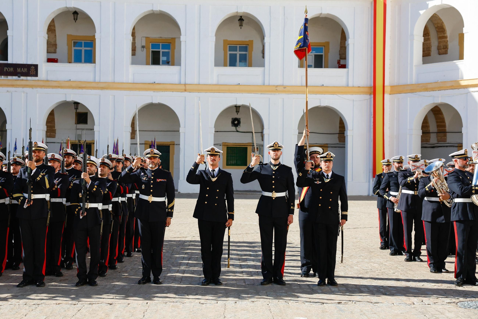Las condecoraciones a los infantes de marina que participaron en la misión de la DANA, en imágenes