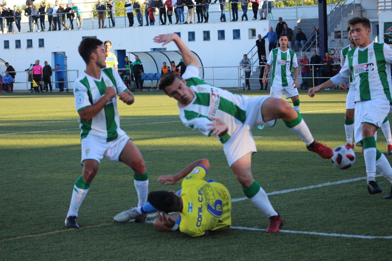 Mario García, que acabó lesionado, cae entre dos jugadores del filial cordobesista.