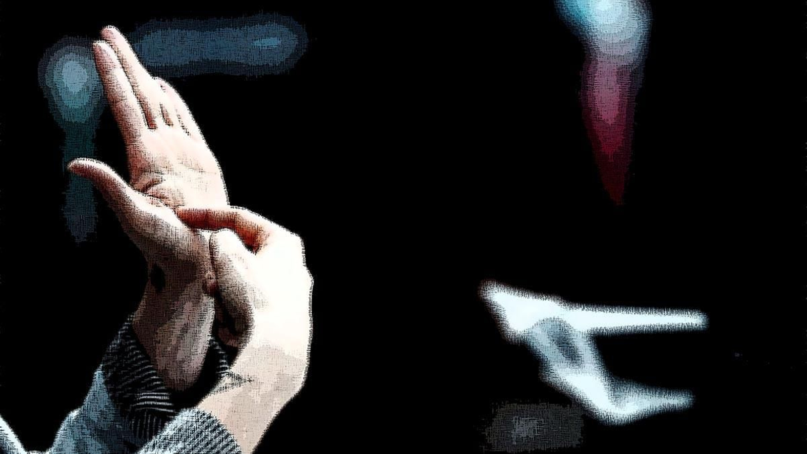 Un intérprete de lenguaje de signos empleando las manos y dedos para comunicarse.