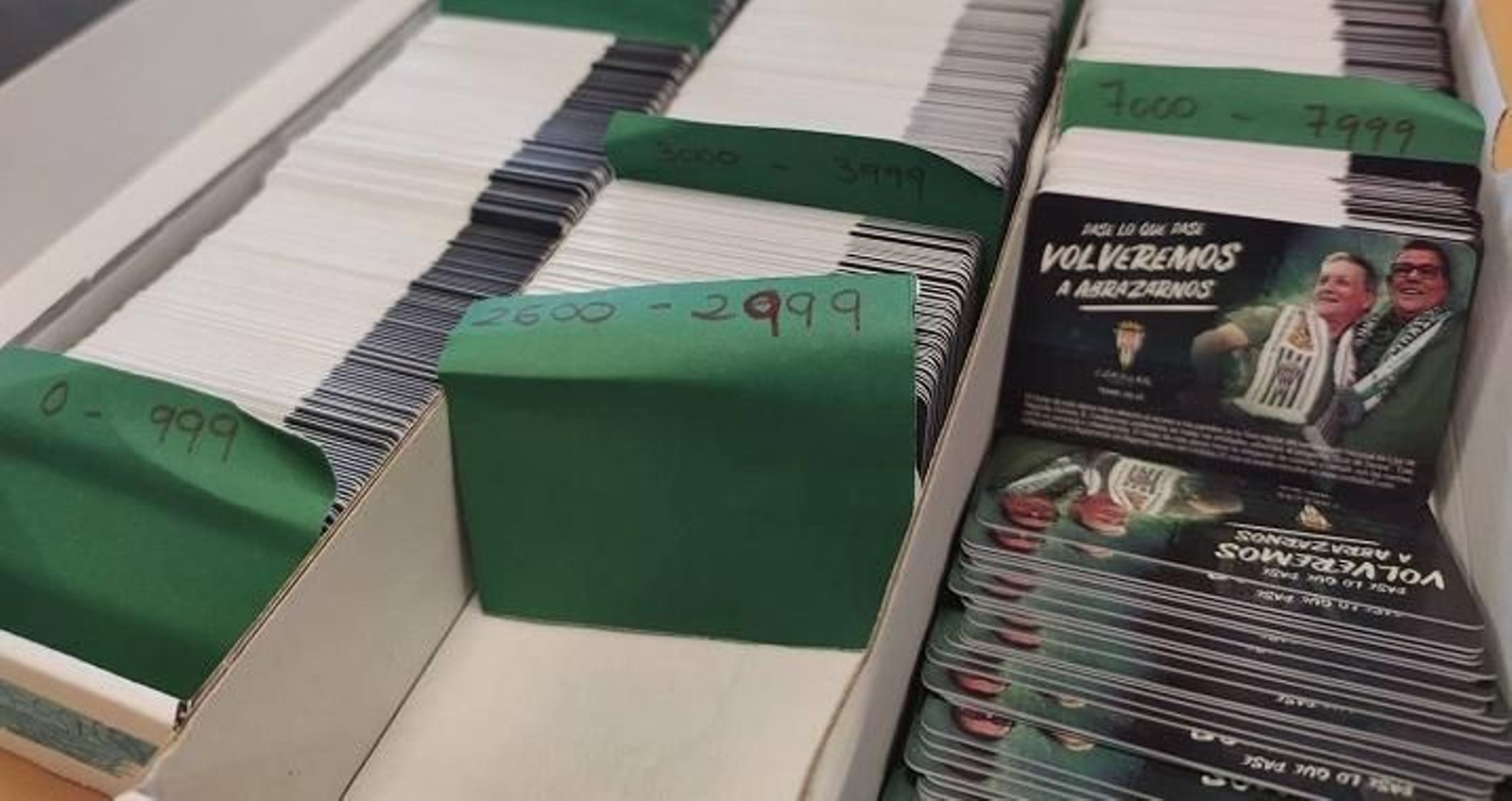 Los abonos del Córdoba CF, preparados en las taquillas de El Arcángel para su recogida.