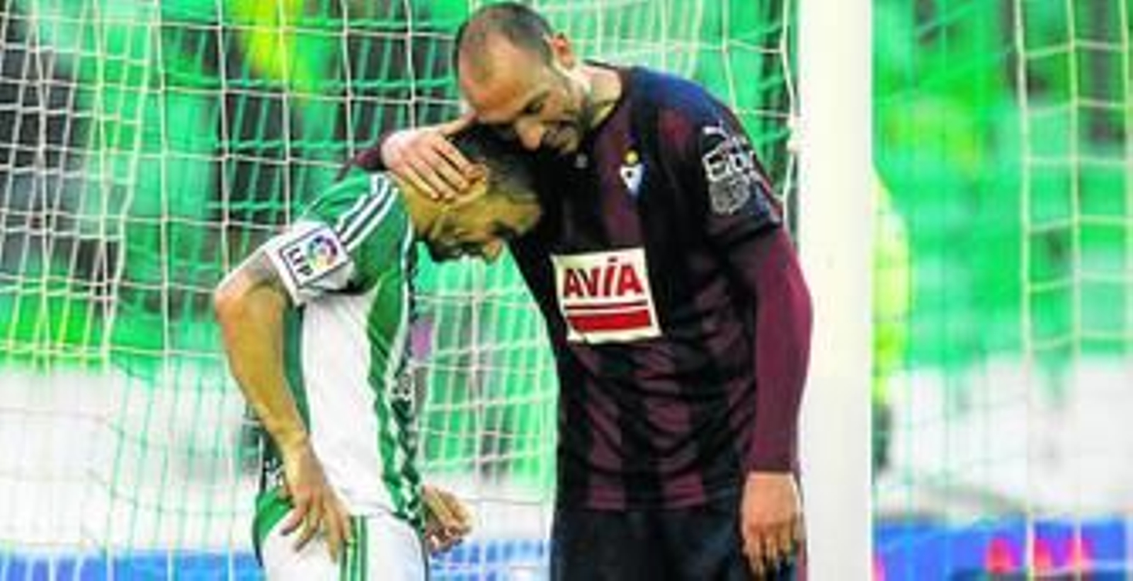 Gesto deportivo del central Ramis ante Rubén Castro, que anda sumergido en una negativa racha de cinco partidos de Liga sin marcar.