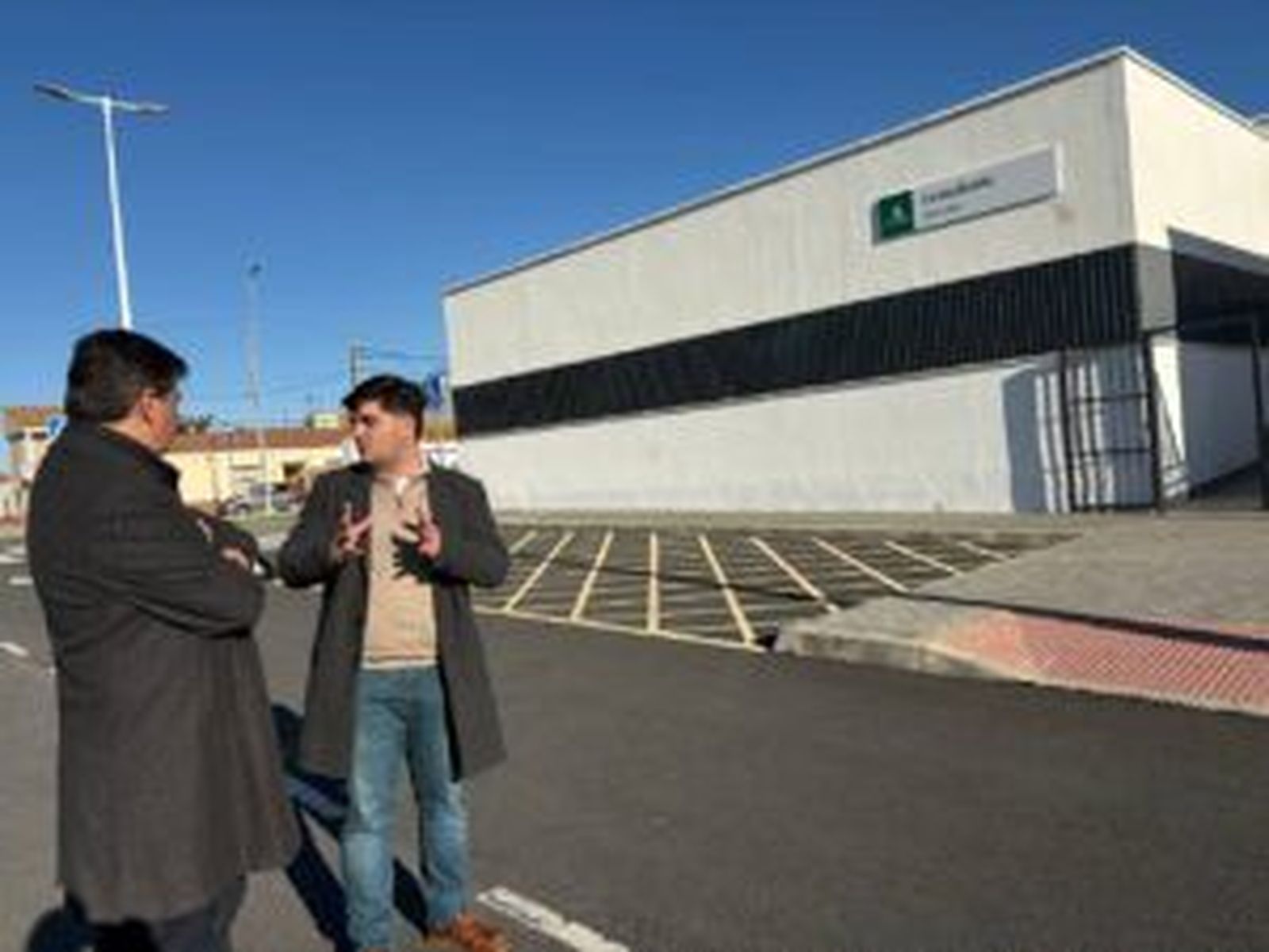 Gabriel Cruz y Fran Luque ante el consultorio.