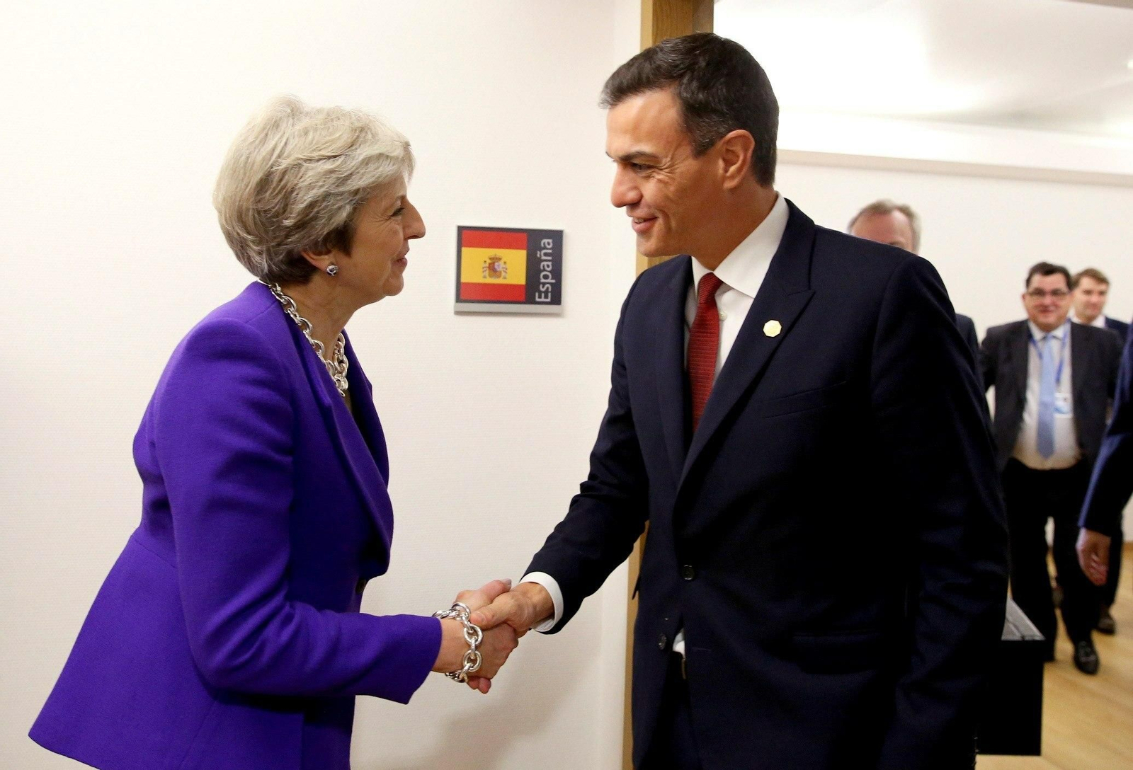 Pedro Sánchez y Theresa May se saludan en Bruselas en octubre.