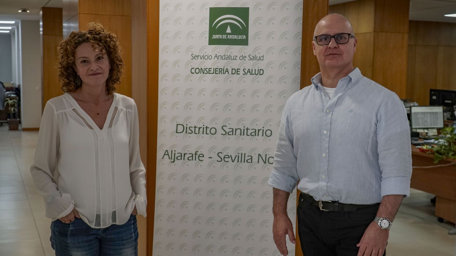 Los farmacéuticos de Atención Primaria del Distrito Sanitario Aljarafe-Sevilla Norte, Eva Delgado y Juan Carlos Montero.