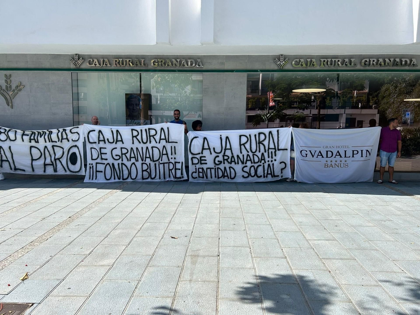 Protesta de Gvadalpin frente a una oficina de Caja Rural Granada Protesta de Gvadalpin frente a una oficina de Caja Rural Granada