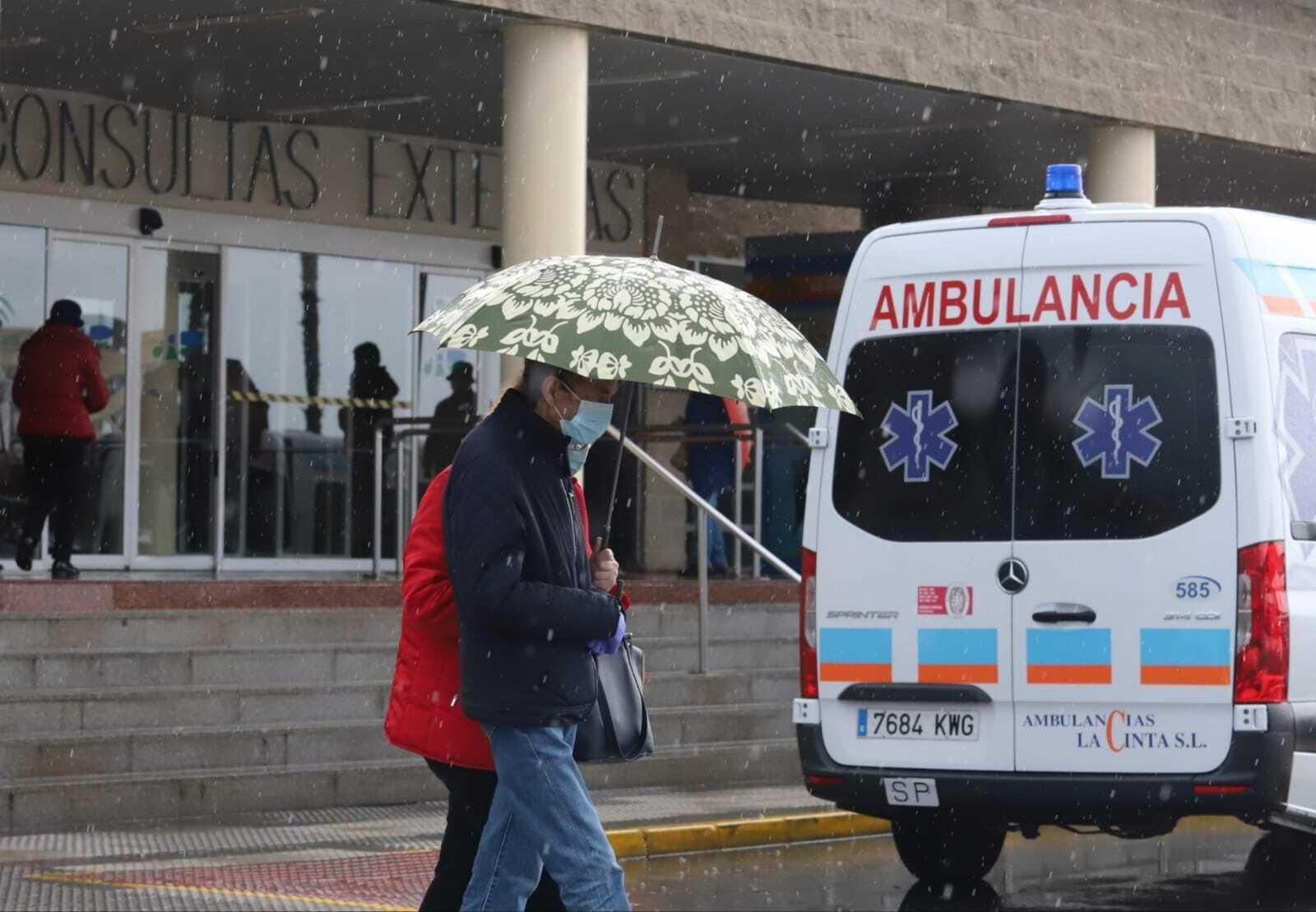 Acceso a la unidad de Consultas Externas en el hospital Juan Ramón Jiménez en la mañana de hoy.