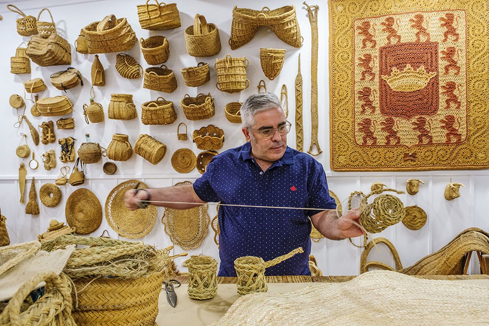 Un artesano del esparto, en su taller.