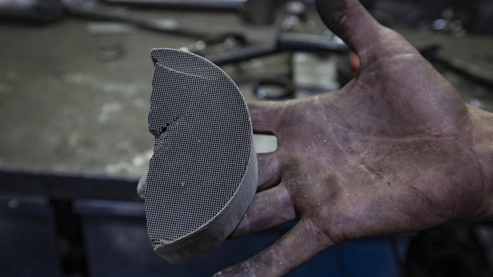 Revestimiento cerámico de un catalizador.