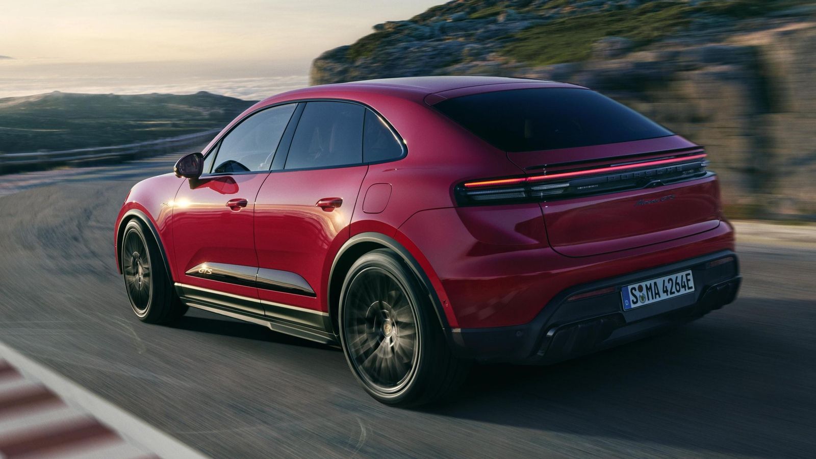 Por precio y potencia este GTS se sitúa entre los Macan 4S y Turbo, respectivamente con 517 CV (380 kW) y 92.520 euros o 639 CV (470 kW) y 117.426 euros. El cuarto Macan con doble motor sería el 4.