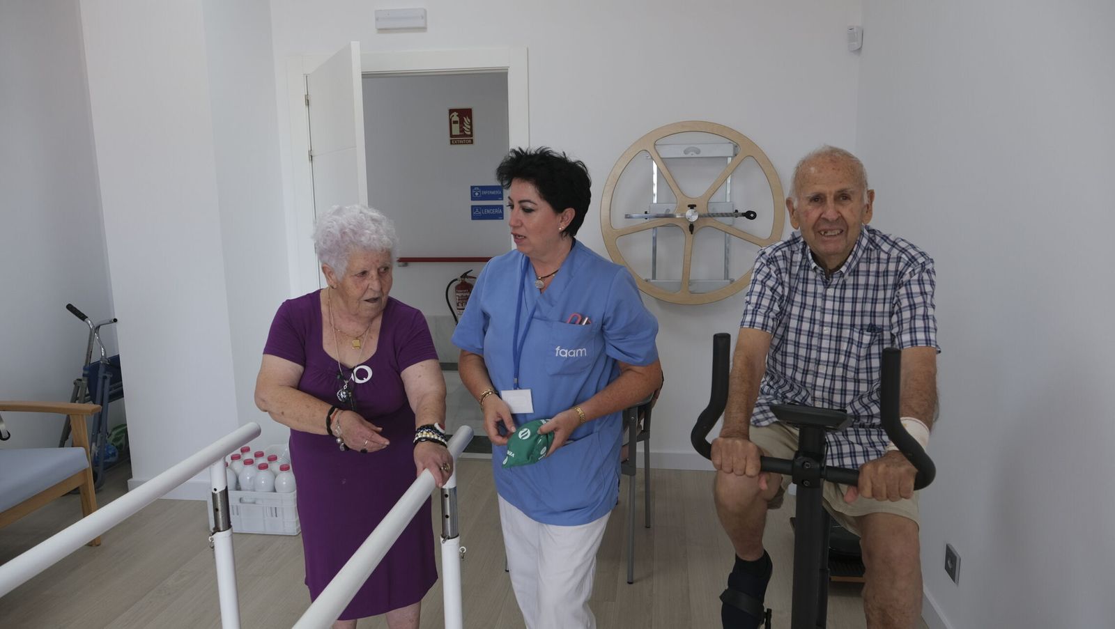 Actividades de fisioterapia en una sala equipada con múltiples máquinas y recursos para fomentar la movilidad y la coordinación, la fuerza y la resistencia.
