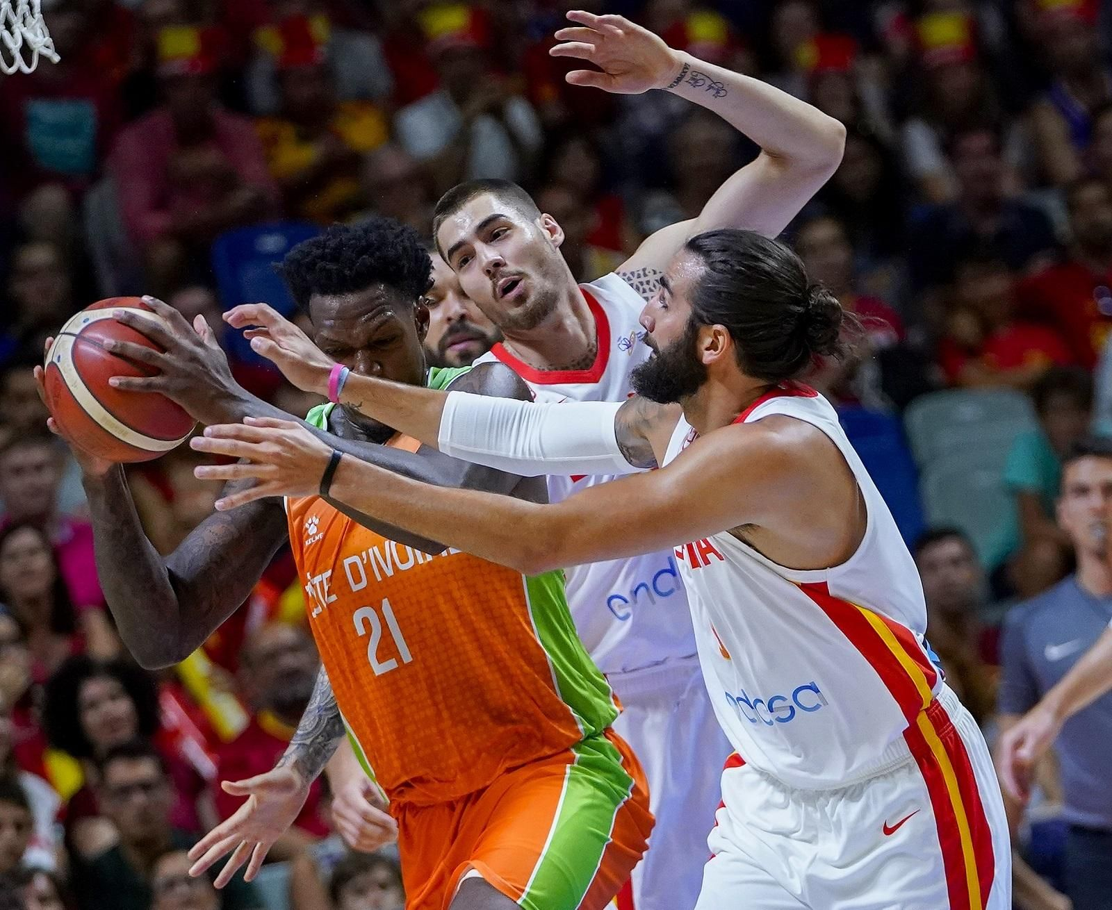 Deon Thompson pelea con Ricky Rubio y Juancho Hernangómez.
