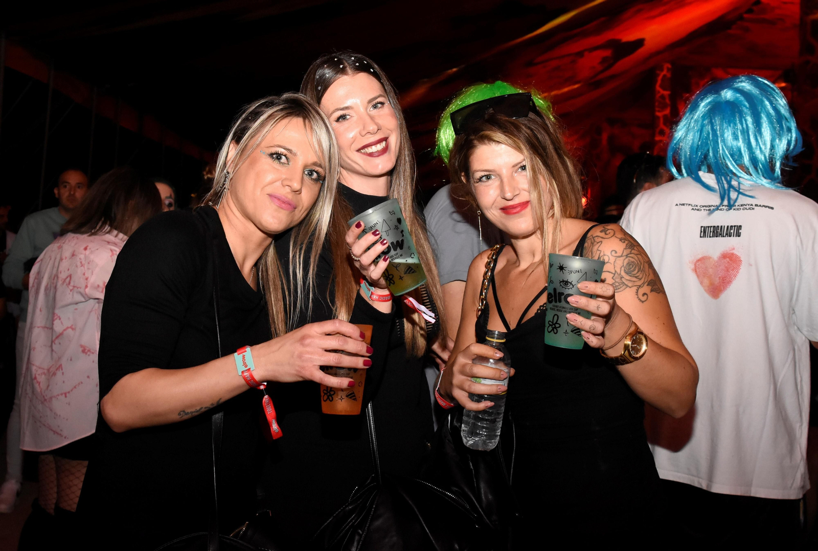 El festival Elrow reúne en Córdoba a miles de personas, en imágenes