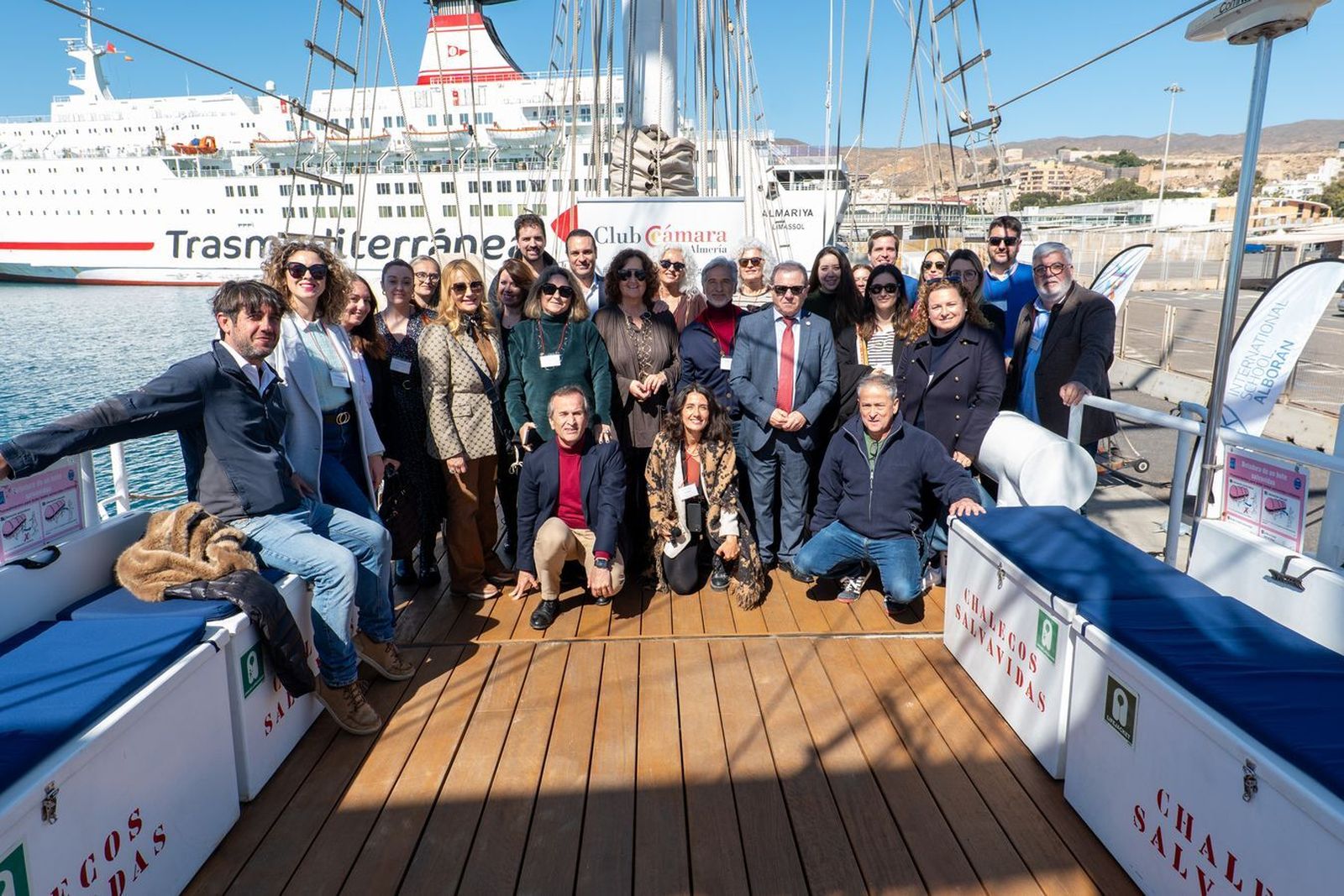 Participantes de la jornada a bordo del buque escuela.