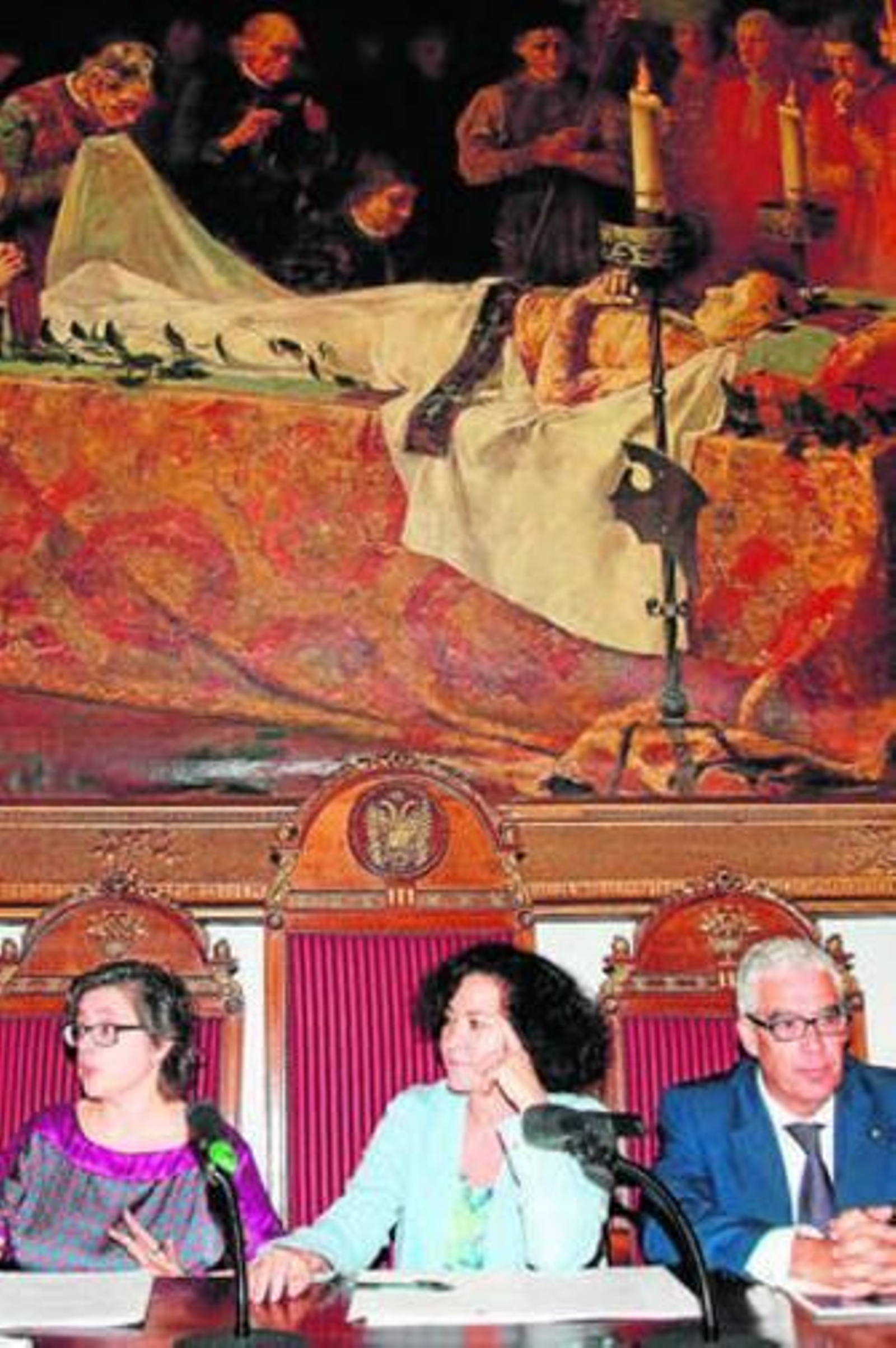 La rectora, Pilar Aranda, (centro) presentó las nuevas medidas lingüísticas.