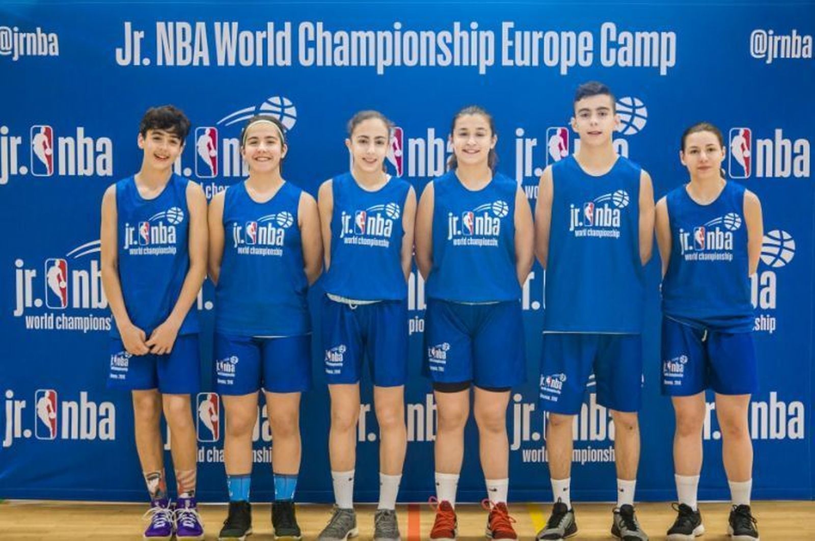 Javier Luque, el segundo por la derecha, en el evento de la NBA.