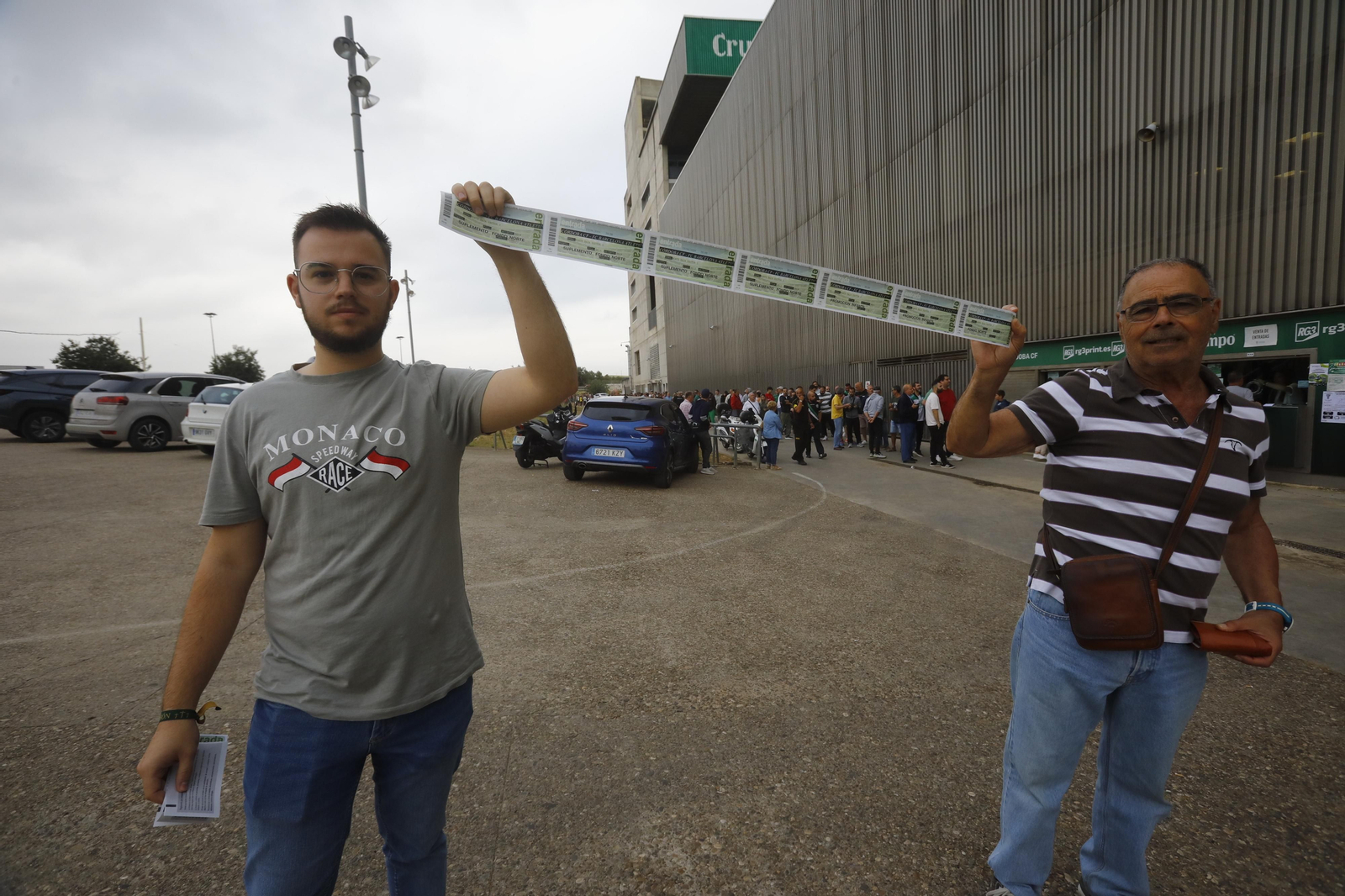 Las mejores fotos de las colas de El Arcángel para conseguir las entradas del Córdoba CF - Barcelona Atlétic Las mejores fotos de las colas de El Arcángel para conseguir las entradas del Córdoba CF - Barcelona Atlétic
