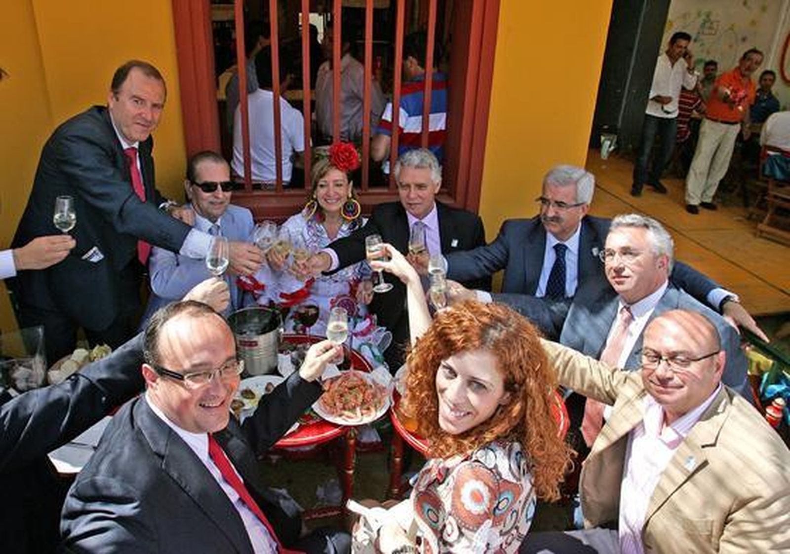 Responsables del PSOE comparten ayer comida con el consejero Francisco Menacho.  Foto: Pascual