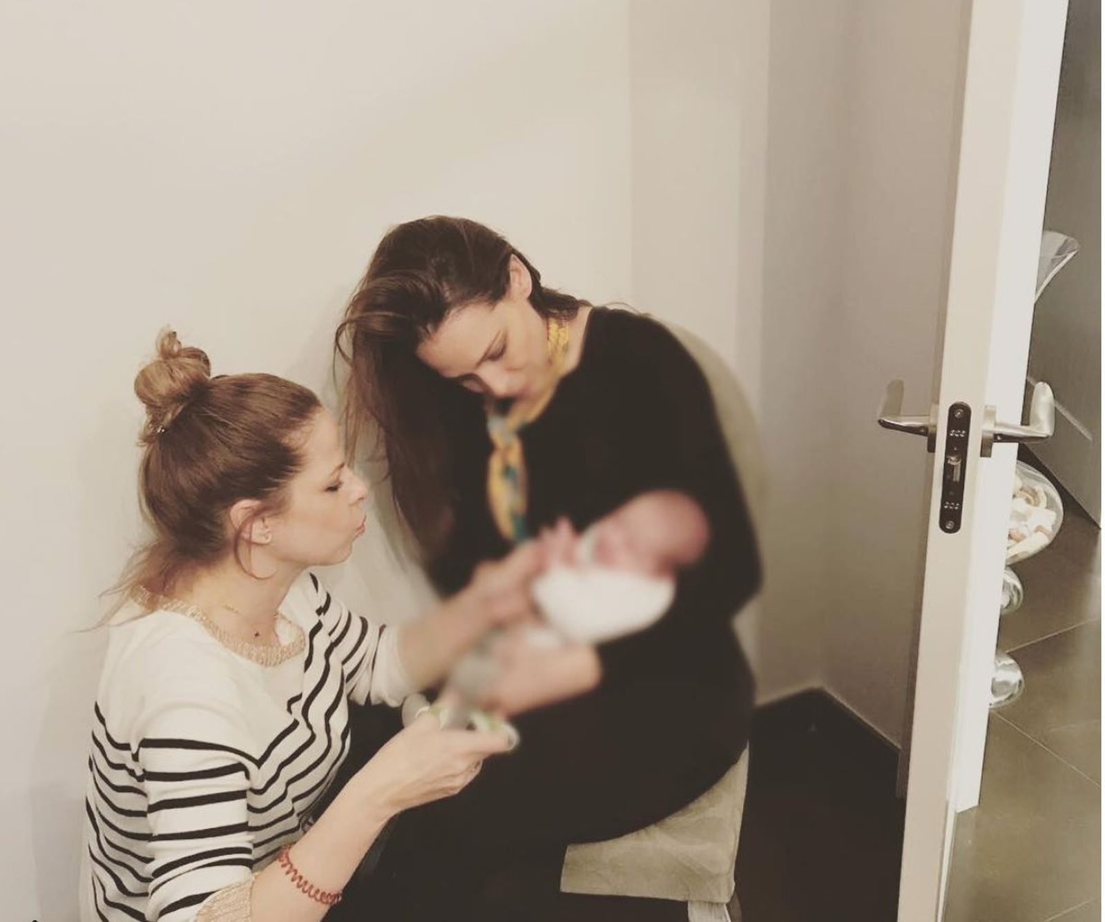 Eva González ha contado con su amiga Pastora Soler para el ritual de cortarle las uñas al bebé.